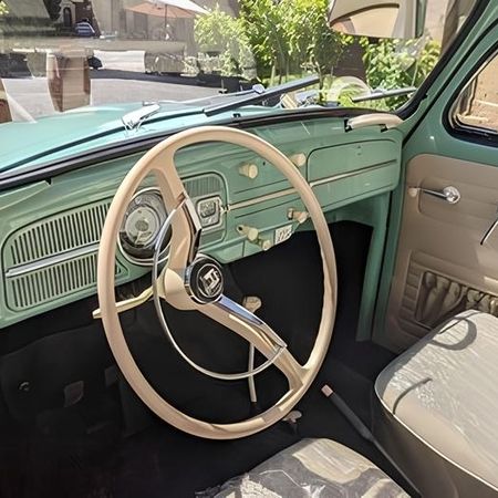Innenansicht eines Volkswagen Käfers, mit klassischem Design und nostalgischem Charme.