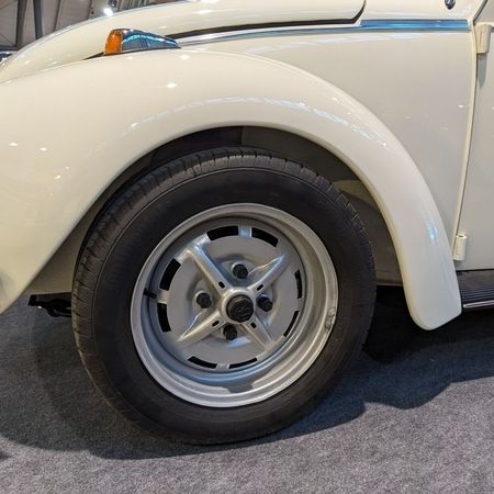 Der linke Vorderreifen in Detailansicht vom VW Käfer Cabrio 1303.